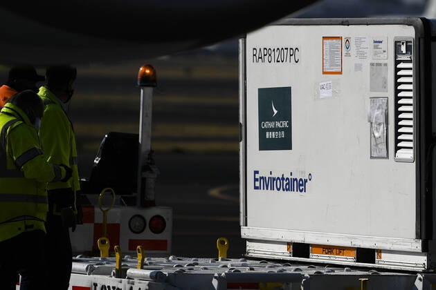 (210221) -- MEXICO CITY, Feb. 21, 2021 -- Staff members unload a temperature-controlled cargo container with COVID-19 vaccines from Chinese company Sinovac inside from a plane at the airport in Mexico City, Mexico, Feb. 20, 2021. The first shipment of COVID-19 vaccines from Chinese company Sinovac arrived in Mexico City on Saturday, authorities reported. ) MEXICO-MEXICO CITY-CHINA-SINOVAC-VACCINE-ARRIVAL XinxYuewei