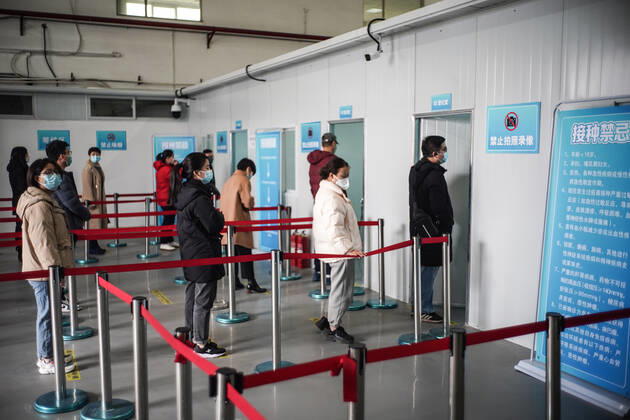 (210221) -- BEIJING, Feb. 21, 2021 -- Local residents wait at a COVID-19 vaccination site in Daxing District of Beijing, capital of China, Feb. 21, 2021. Daxing District of Beijing has launched a local mass vaccination drive on Feb. 17, setting up 26 sites in the region for the mass vaccination. ) CHINA-BEIJING-DAXING-COVID-19-VACCINATION (CN) PengxZiyang 