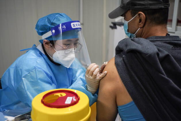 (210221) -- BEIJING, Feb. 21, 2021 -- A man receives a dose of the COVID-19 vaccine at a vaccination site in Daxing District of Beijing, capital of China, Feb. 21, 2021. Daxing District of Beijing has launched a local mass vaccination drive on Feb. 17, setting up 26 sites in the region for the mass vaccination. ) CHINA-BEIJING-DAXING-COVID-19-VACCINATION (CN) PengxZiyang 