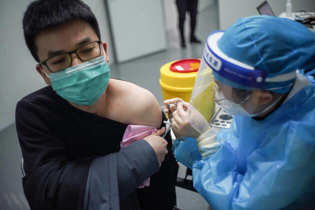 (210221) -- BEIJING, Feb. 21, 2021 -- A man receives a dose of the COVID-19 vaccine at a vaccination site in Daxing District of Beijing, capital of China, Feb. 21, 2021. Daxing District of Beijing has launched a local mass vaccination drive on Feb. 17, setting up 26 sites in the region for the mass vaccination. ) CHINA-BEIJING-DAXING-COVID-19-VACCINATION (CN) PengxZiyang 