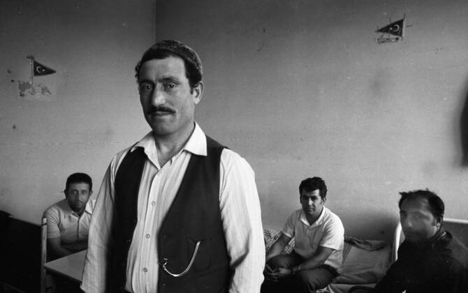 Wucher-Mieten fuer tuerkische Gastarbeiter 1968 DEU, Deutschland, Duesseldorf: Der Bericht einer Tageszeitung in Duesseldorf im Jahre 1968 ueber Mietwucher an tuerk. Gastarbeitern erregte den Pastor der ev. Kirche, so dass er seine Gemeinde zum Protest rief. DEU, Germany, Duesseldorf:The report in a daily newspaper in Dusseldorf in 1968 about rent-seeking by Turkish immigrant workers aroused the pastor of the Protestant church, so that he called his congregation to protest. NRW