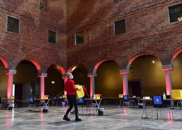 Nursing staff prepare for a day of mass vaccination in the Blue Hall of the Stockholm City Hall, the venue for the Nobel Prize banquets, in Stockholm, Sweden, on Feb 21, 2021, amid the coronavirus Covid 19 pandemic STOCKHOLM SWEDEN x10030x, Copyright: xJonasxEkströmer TTx SWEDEN CORONA VACCIN