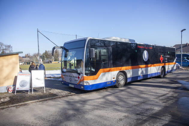 210221 Impfbus. Sachsen hatte vor Weihnachten die höchste Inzidenz in Deutschland. Viele Menschen hoffen auf einen Impfstoff. Dieser ist nun da und es wird geimpft. In Sachsen ist dafür das DRK zuständig. In Eigeninitiative hat das DRK Mittelsachsen nun einen Impfbus zur Verfügung gestellt. Dabei kaufte das DRK einen alten Linienbus und stattete diese mit einer Impfstrecke aus. Das eigentliche Impfzentrum ist für Mittelsachsen in Mittweida. Menschen aus Großhartmannsdorf haben eine lange Wegstrecke bis nach Mittweida und auch die Anbindung an den öffentlichen Nahverkehr ist nicht ideal. Mit 180 Personen seit die Impfanzahl in Großhartmannsdorf auch überschaubar. 120 Menschen aus Großhartmannsdorf haben sich einen Termin geholt. We