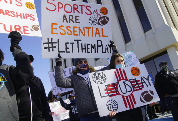 News Bilder des Tages February 21, 2021, ALBUQUERQUE, NEW MEXICO, USA: 022121.Laura Lyle and her 14 year-old daughter Ally Lyle hold signs to protest the APS Board decision to cancel the season for all athletic activities . The La Cueva freshman plays soccer and basketball .Photographed on Sunday February 21, 2021. ALBUQUERQUE USA - ZUMAab1_ 20210221_zaf_ab1_001 Copyright: xAdolphexPierre-Louis Journalx