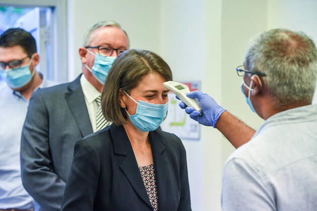 News Bilder des Tages NSW COVID19 VACCINE ROLLOUT, NSW Premier Gladys Berejiklian (second right) has her temperature taken at the Royal Prince Alfred Hospital Vaccination Hub in Sydney, Monday, February 22, 2021. Australia will begin its roll out of the Pfizer coronavirus vaccine on Monday, the country s most complicated logistical exercise to date. ( NO ARCHIVING, EDITORIAL USE ONLY, NO USE IN BOOKS WITHOUT CONSENT SYDNEY NSW AUSTRALIA  Copyright: xPETERxRAEx 20210222001522248591