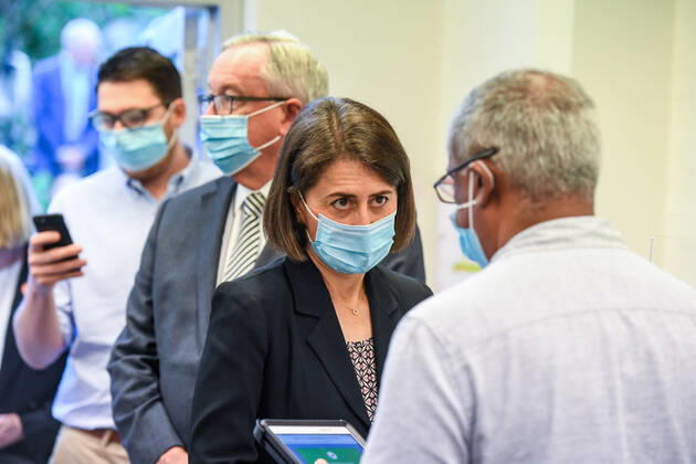 NSW COVID19 VACCINE ROLLOUT, NSW Premier Gladys Berejiklian (second right) has her temperature taken at the Royal Prince Alfred Hospital Vaccination Hub in Sydney, Monday, February 22, 2021. Australia will begin its roll out of the Pfizer coronavirus vaccine on Monday, the country s most complicated logistical exercise to date. ( NO ARCHIVING, EDITORIAL USE ONLY, NO USE IN BOOKS WITHOUT CONSENT SYDNEY NSW AUSTRALIA Copyright: xPETERxRAEx 20210222001522248671