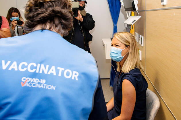 SA COVID19 VACCINE ROLLOUT, Front-line worker CALHN and Medi-hotel Nurse Annabel Thomas receives the Pfizer Vaccine from a COVID-19 Vaccinator Health Care Worker at the Royal Adelaide Hospital in Adelaide, Monday, February 22, 2021. Australia will begin its roll out of the Pfizer coronavirus vaccine on Monday, the country s most complicated logistical exercise to date.( NO ARCHIVING, EDITORIAL USE ONLY, NO USE IN BOOKS WITHOUT CONSENT ADELAIDE SA AUSTRALIA Copyright: xMORGANxSETTEx 20210222001522255313