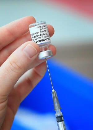VIC COVID19 VACCINE ROLLOUT, A medical worker prepares a Pfizer coronavirus vaccination at Austin Health in Melbourne, Monday, February 22, 2021. Australia will begin its roll out of the Pfizer coronavirus vaccine on Monday, the country s most complicated logistical exercise to date. ( NO ARCHIVING, EDITORIAL USE ONLY, NO USE IN BOOKS WITHOUT CONSENT MELBOURNE VIC AUSTRALIA Copyright: xMARKxSTEWARTx 20210222001522293742