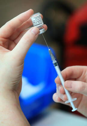 VIC COVID19 VACCINE ROLLOUT, A medical worker prepares a Pfizer coronavirus vaccination at Austin Health in Melbourne, Monday, February 22, 2021. Australia will begin its roll out of the Pfizer coronavirus vaccine on Monday, the country s most complicated logistical exercise to date. ( NO ARCHIVING, EDITORIAL USE ONLY, NO USE IN BOOKS WITHOUT CONSENT MELBOURNE VIC AUSTRALIA Copyright: xMARKxSTEWARTx 20210222001522293803