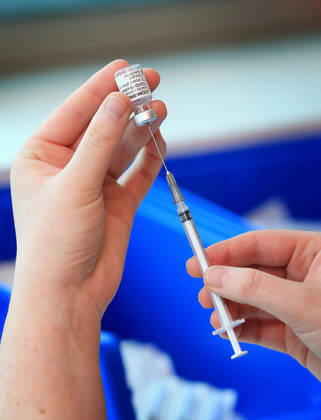 VIC COVID19 VACCINE ROLLOUT, A medical worker prepares a Pfizer coronavirus vaccination at Austin Health in Melbourne, Monday, February 22, 2021. Australia will begin its roll out of the Pfizer coronavirus vaccine on Monday, the country s most complicated logistical exercise to date. ( NO ARCHIVING, EDITORIAL USE ONLY, NO USE IN BOOKS WITHOUT CONSENT MELBOURNE VIC AUSTRALIA Copyright: xMARKxSTEWARTx 20210222001522293832