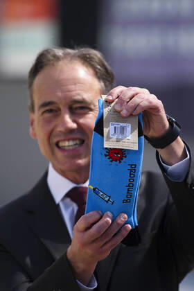 News Bilder des Tages ACT COVID19 VACCINE ROLLOUT, Australian Health Minister Greg Hunt holds up a pair of socks depicting a syringe and a virus after the start of the Biotech Pfizer COVID-19 vaccine rollout at the COVID-19 surge centre in Canberra, Monday, February 22, 2021. Australia will begin its roll out of the Pfizer coronavirus vaccine on Monday, the country s most complicated logistical exercise to date. ( NO ARCHIVING, EDITORIAL USE ONLY, NO USE IN BOOKS WITHOUT CONSENT CANBERRA ACT AUSTRALIA  Copyright: xLUKASxCOCHx 20210222001522295545