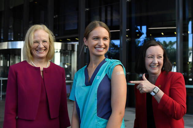 QLD COVID19 VACCINE ROLL OUT, Zoe Park (centre), the first Queenslander to be vaccinated poses with Chief Health Officer Dr Jeannette Young (left) and Health Minister Yvette D?Ath during a media opportunity at the Gold Coast University Hospital in the Gold Coast, Australia, Monday, February 22, 2021. Australia will begin its roll out of the Pfizer coronavirus vaccine on Monday, the country s most complicated logistical exercise to date.( NO ARCHIVING, EDITORIAL USE ONLY, NO USE IN BOOKS WITHOUT CONSENT BRISBANE QLD AUSTRALIA Copyright: xALBERTxPEREZx 20210222001522296803