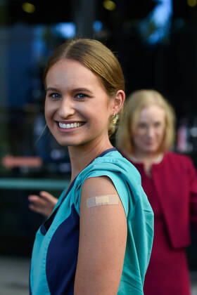 News Bilder des Tages QLD COVID19 VACCINE ROLL OUT, Zoe Park, the first Queenslander to be vaccinated poses during a media opportunity at the Gold Coast University Hospital in the Gold Coast, Australia, Monday, February 22, 2021. Australia will begin its roll out of the Pfizer coronavirus vaccine on Monday, the country s most complicated logistical exercise to date.( NO ARCHIVING, EDITORIAL USE ONLY, NO USE IN BOOKS WITHOUT CONSENT BRISBANE QLD AUSTRALIA  Copyright: xALBERTxPEREZx 20210222001522297177