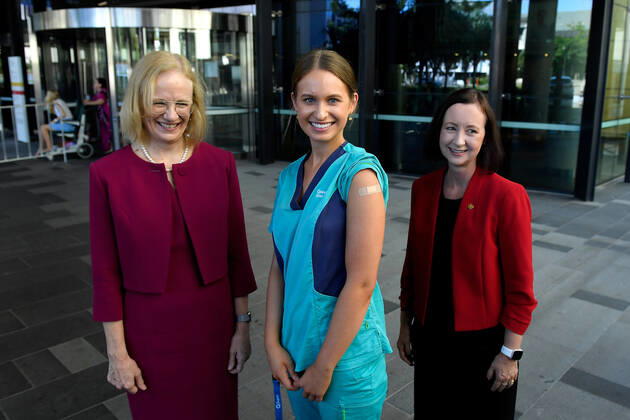 QLD COVID19 VACCINE ROLL OUT, Zoe Park (centre), the first Queenslander to be vaccinated poses with Chief Health Officer Dr Jeannette Young (left) and Health Minister Yvette D?Ath during a media opportunity at the Gold Coast University Hospital in the Gold Coast, Australia, Monday, February 22, 2021. Australia will begin its roll out of the Pfizer coronavirus vaccine on Monday, the country s most complicated logistical exercise to date.( NO ARCHIVING, EDITORIAL USE ONLY, NO USE IN BOOKS WITHOUT CONSENT BRISBANE QLD AUSTRALIA Copyright: xALBERTxPEREZx 20210222001522297199