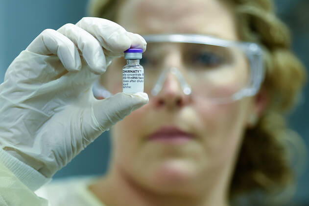 QLD COVID19 VACCINE ROLL OUT, Rachael Raleigh of the Gold Coast University Hospital holds a vial of the Pfizer vaccine during a media opportunity at the Gold Coast University Hospital in the Gold Coast, Australia, Monday, February 22, 2021. Australia will begin its roll out of the Pfizer coronavirus vaccine on Monday, the country s most complicated logistical exercise to date.( NO ARCHIVING, EDITORIAL USE ONLY, NO USE IN BOOKS WITHOUT CONSENT BRISBANE QLD AUSTRALIA Copyright: xALBERTxPEREZx 20210222001522296932