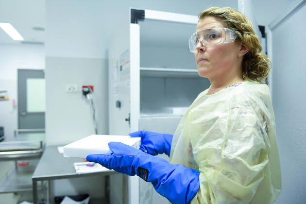 QLD COVID19 VACCINE ROLL OUT, Rachael Raleigh of the Gold Coast University Hospital opens a freezer containing vials of the Pfizer vaccine during a media opportunity at the Gold Coast University Hospital on the Gold Coast, Australia, Monday, February 22, 2021. Australia will begin its rollout of the Pfizer coronavirus vaccine on Monday, the country s most complicated logistical exercise to date. ( NO ARCHIVING, EDITORIAL USE ONLY, NO USE IN BOOKS WITHOUT CONSENT BRISBANE QLD AUSTRALIA Copyright: xALBERTxPEREZx 20210222001522307618