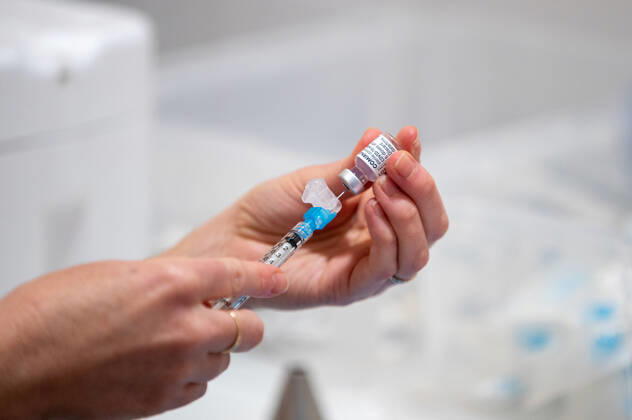 WA COVID19 VACCINE ROLLOUT, Medical workers prepare the Pfizer coronavirus vaccine at the Hyatt Perth quarantine hotel in Perth, Monday, February 22, 2021. Australia will begin its roll out of the Pfizer coronavirus vaccine on Monday, the country s most complicated logistical exercise to date. ( NO ARCHIVING, EDITORIAL USE ONLY, NO USE IN BOOKS WITHOUT CONSENT PERTH WA AUSTRALIA Copyright: xJOSHxFERNANDESx 20210222001522345409