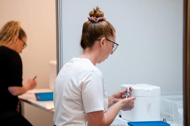 WA COVID19 VACCINE ROLLOUT, Medical workers prepare the Pfizer coronavirus vaccine at the Hyatt Perth quarantine hotel in Perth, Monday, February 22, 2021. Australia will begin its roll out of the Pfizer coronavirus vaccine on Monday, the country s most complicated logistical exercise to date. ( NO ARCHIVING, EDITORIAL USE ONLY, NO USE IN BOOKS WITHOUT CONSENT PERTH WA AUSTRALIA Copyright: xJOSHxFERNANDESx 20210222001522345678