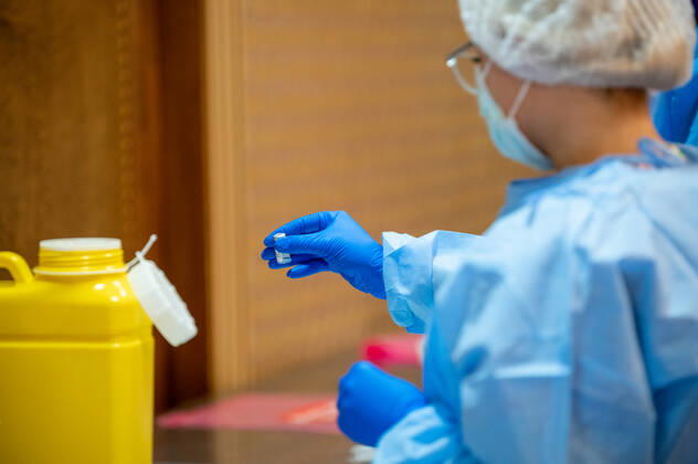 WA COVID19 VACCINE ROLLOUT, Medical workers prepare the Pfizer coronavirus vaccine at the Hyatt Perth quarantine hotel in Perth, Monday, February 22, 2021. Australia will begin its roll out of the Pfizer coronavirus vaccine on Monday, the country s most complicated logistical exercise to date. ( NO ARCHIVING, EDITORIAL USE ONLY, NO USE IN BOOKS WITHOUT CONSENT PERTH WA AUSTRALIA Copyright: xJOSHxFERNANDESx 20210222001522345702