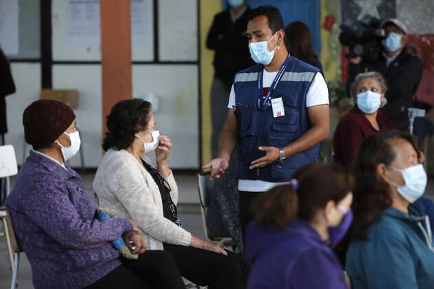 Santiago, 22 February 2021 The Undersecretary of Public Health, Paula Daza, the mayor of Estacion Central, Miguel Abdo and the director of the Central Metropolitan Health Service, Patricia MÃ ndez, give details about the vaccination process for older adults lagging behind, also reinforcing the call to prioritize vaccin Copyright: JONNATHANxOYARZUN ATONxCHILE