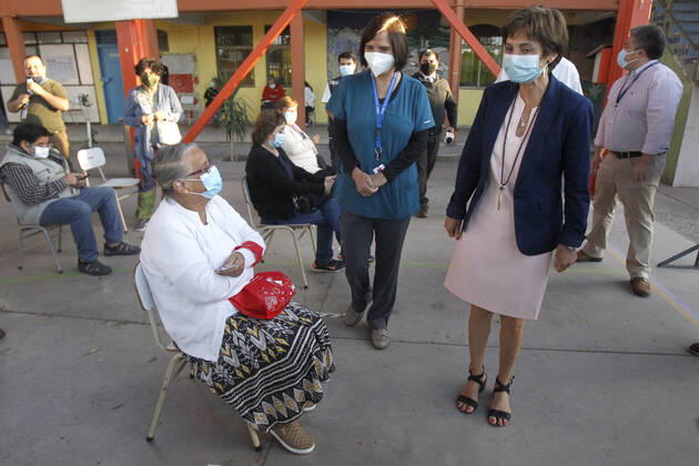 Santiago, 22 February 2021 The Undersecretary of Public Health, Paula Daza, the mayor of Estacion Central, Miguel Abdo and the director of the Central Metropolitan Health Service, Patricia MÃ ndez, give details about the vaccination process for older adults lagging behind, also reinforcing the call to prioritize vaccin Copyright: JONNATHANxOYARZUN ATONxCHILE