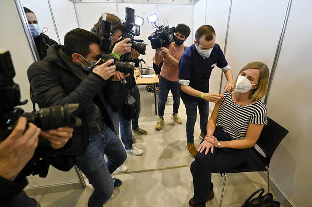 News Bilder des Tages Press pictured at the start of vaccinations at the Skyhall of Brussels Airport in Zaventem, one of the locations where a vaccination village is installed, Monday 22 February 2021. From today, the vaccination center for the residents of the municipalities of Zaventem, Kraainem and Wezembeek-Oppem, located in the Skyhall event hall, will be operational. Approximately 60,000 people will visit in the coming months, good for twice as many injections. The center will have four lines of vaccination, so that about 100 people can get an injection every hour, or about 1,200 a day. DIRKxWAEM 2649707