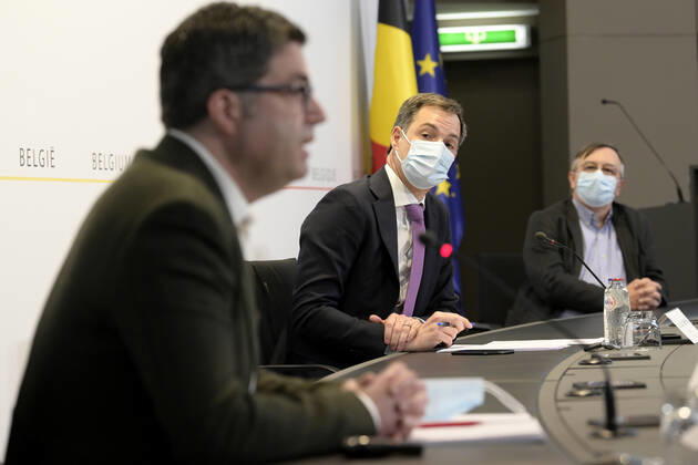 Sciensano s Steven Van Gucht , Prime Minister Alexander De Croo and Sciensano s Yves Van Laethem pictured during a press conference of the Federal Government regarding the Covid-19 infection statistics, Monday 22 February 2021 in Brussels.  POOLxPHILIPxREYNAERS 2649751