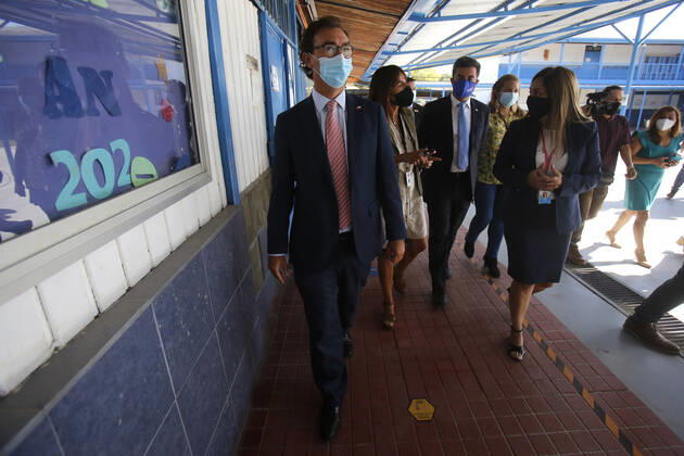 Santiago, February 22, 2021 The Minister of Education, Raul Figueroa, along with the Director of Public Education, Alejandra Grebe and the Superintendent of Education, Cristian ORyan, toured the facilities of the School JosÃ Bernardo Suarez de Macul to supervise the safety protocols of the establishment a few days before the s  Copyright: JONNATHANxOYARZUN ATONxCHILE