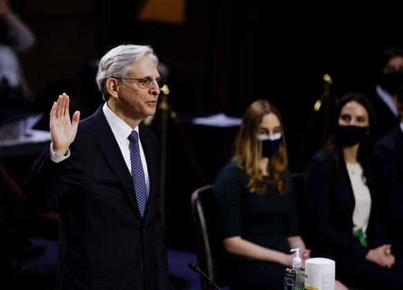 News Bilder des Tages February 22, 2021, Washington, District of Columbia, USA: Judge Merrick Garland is sworn in to testify before a Senate Judiciary Committee hearing on his nomination to be U.S. Attorney General as family members listen on Capitol Hill in Washington, U.S., February 22, 2021 Washington USA - ZUMAs152 20210222_zaa_s152_048 Copyright: xCarlosxBarriax-xPoolxViaxCnpx