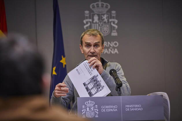 The director of the Center for Coordination of Alerts and Health Emergencies (CCAES), Fernando Simon shows some documents of the integrated management of the Covid-19 vaccination during a conference convened before the media at the Ministry of Health to report on the evolution of the coronavirus, in Madrid, (Spain), February 22, 2021. 22 FEBRUARY 2021;HEALTH;EPIDEMIC;EVOLUTION;CORONAVIRUS;CONTAGIONS;DEATHS LagenciaEP PRESS J. Hellin. POOL 02 22 2021 Madrid Madrid Spain Copyright: xLagenciaEPxPRESS J.xHellin.xPOOLx 3575996