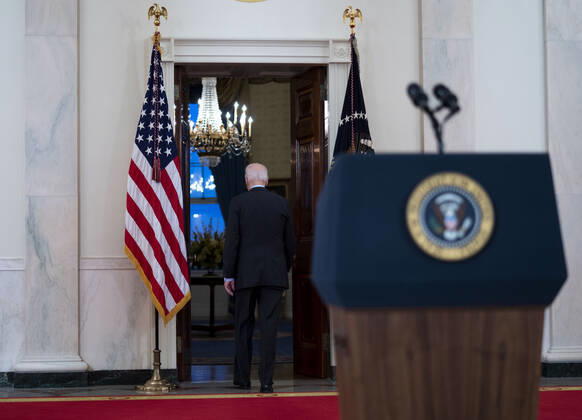 January 22, 2021, Washington, District of Columbia, USA: President Joe Biden delivers remarks on the lives lost to COVID-19 in the Cross Hall of the White House with First Lady Dr. Jill Biden, Vice President Kamala Harris and Second Gentleman Doug Emhoff, in the White House, Monday, Feb. 22, 2021 Washington USA - ZUMAs152 20210122_zaa_s152_100 Copyright: xDougxMillsx