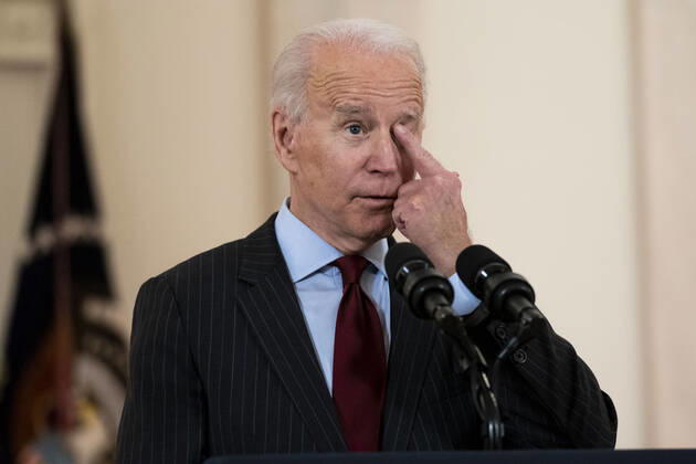 News Bilder des Tages February 22, 2021, Washington, District of Columbia, USA: President Joe Biden delivers remarks on the lives lost to COVID-19 in the Cross Hall of the White House with First Lady Dr. Jill Biden, Vice President Kamala Harris and Second Gentleman Doug Emhoff, in the White House, Monday, Feb. 22, 2021 Washington USA - ZUMAs152 20210222_zaa_s152_355 Copyright: xDougxMillsx