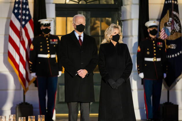Coronavirus in den USA, Joe Biden - Schweigeminute am Weißen Haus US President Joseph Biden (L), First Lady Jill Biden hold a moment of silence and candle lighting ceremony on the South Portico of the White House for the 500,000 Americans who have died from the Covid pandemic in Washington, DC, on Monday, February 2021.  WAX20210222207 JIMxLOxSCALZO