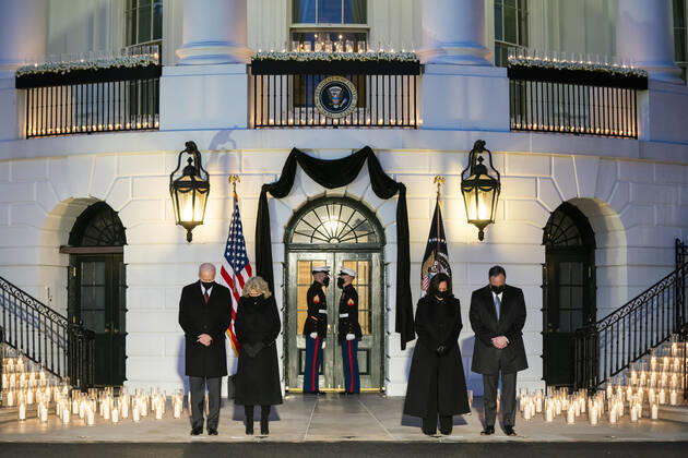 Coronavirus in den USA, Joe Biden - Schweigeminute am Weißen Haus US President Joseph Biden (L), First Lady Jill Biden (C-L), Vice President Kamala Harris (C-R) and Second Gentleman Doug Emhoff (R) hold a moment of silence and candle lighting ceremony on the South Portico of the White House for the 500,000 Americans who have died from the Covid pandemic in Washington, DC, on Monday, February 2021.  WAX20210222214 JIMxLOxSCALZO