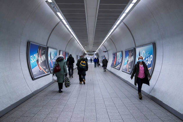 Coronavirus in Großbritannien, Eindrücke aus London February 22, 2021, London, United Kingdom: People wearing face masks seen inside a tube station in London..Prime Minister Boris Johnson unveils plan to end England restrictions. A new four-step plan to ease England s lockdown could see all legal limits on social contact lifted by 21 June, if strict conditions are met. London United Kingdom - ZUMAs197 20210222_zaa_s197_252 Copyright: xMayxJamesx