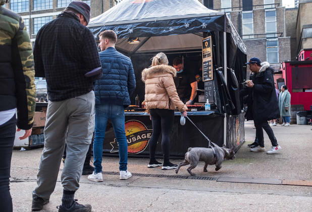 Coronavirus in Großbritannien, Eindrücke aus London February 22, 2021, London, United Kingdom: People queue at a food stall market in London..Prime Minister Boris Johnson unveils plan to end England restrictions. A new four-step plan to ease England s lockdown could see all legal limits on social contact lifted by 21 June, if strict conditions are met. London United Kingdom - ZUMAs197 20210222_zaa_s197_260 Copyright: xMayxJamesx