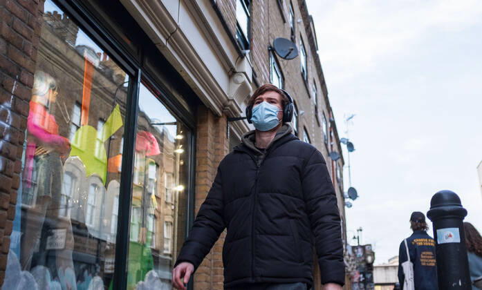 Coronavirus in Großbritannien, Eindrücke aus London February 22, 2021, London, United Kingdom: A man wearing a face mask walking on the street in London.Prime Minister Boris Johnson unveils plan to end England restrictions. A new four-step plan to ease England s lockdown could see all legal limits on social contact lifted by 21 June, if strict conditions are met. London United Kingdom - ZUMAs197 20210222_zaa_s197_262 Copyright: xMayxJamesx