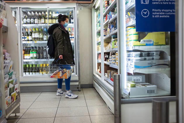 Coronavirus in Großbritannien, Eindrücke aus London February 22, 2021, London, United Kingdom: A lady wearing face a mask seen at Tesco supermarket in London..Prime Minister Boris Johnson unveils plan to end England restrictions. A new four-step plan to ease England s lockdown could see all legal limits on social contact lifted by 21 June, if strict conditions are met. London United Kingdom - ZUMAs197 20210222_zaa_s197_279 Copyright: xMayxJamesx