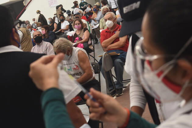 Coronavirus in Mexiko, Impfungen Sinovac Vaccine First Dose To Elderly In Mexico ECATEPEC MEXICO - FEBRUARY 22: A Health worker administers Sinovac vaccine to a persons against coronavirus disease (COVID-19), during a mass vaccination to elderly persons at Las Americas Sport Center on February 22, 2021 in Ecatepec, State of Mexico, Mexico Copyright: xJosexM.xRuizx EYEPIXGROUP_JR_22022021_4080