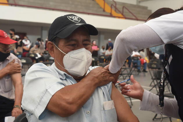 Coronavirus in Mexiko, Impfungen Sinovac Vaccine First Dose To Elderly In Mexico ECATEPEC MEXICO - FEBRUARY 22: A person receives a inject of the Sinovac vaccine against coronavirus disease (COVID-19), during a mass vaccination to elderly persons at Las Americas Sport Center on February 22, 2021 in Ecatepec, State of Mexico, Mexico Copyright: xJosexM.xRuizx EYEPIXGROUP_JR_22022021_4087