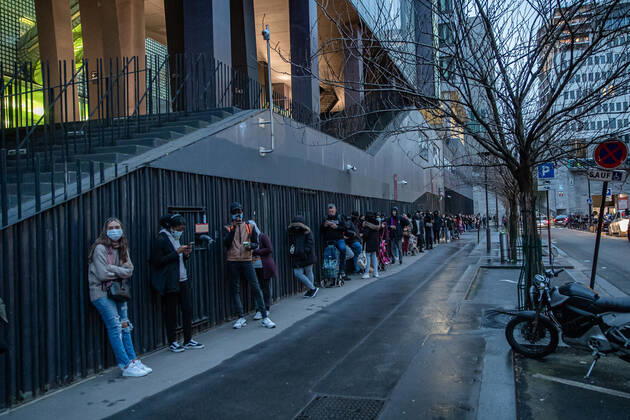 News Bilder des Tages (210222) -- PARIS, Feb. 22, 2021 -- People in precarious situations during the COVID-19 pandemic wait in line for free food distribution in Paris, France, on Feb. 22, 2021. (Photo by Xinhua) FRANCE-PARIS-COVID-19-FREE FOOD-DISTRIBUTION AurelienxMorissard 