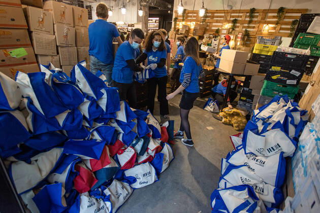 (210222) -- PARIS, Feb. 22, 2021 -- Volunteers prepare free food for people in precarious situations during the COVID-19 pandemic in Paris, France, on Feb. 22, 2021. (Photo by Xinhua) FRANCE-PARIS-COVID-19-FREE FOOD-DISTRIBUTION AurelienxMorissard 