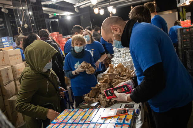 (210222) -- PARIS, Feb. 22, 2021 -- Volunteers distribute free food to people in precarious situations during the COVID-19 pandemic in Paris, France, on Feb. 22, 2021. (Photo by Xinhua) FRANCE-PARIS-COVID-19-FREE FOOD-DISTRIBUTION AurelienxMorissard