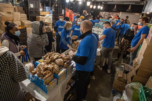 (210222) -- PARIS, Feb. 22, 2021 -- Volunteers distribute free food to people in precarious situations during the COVID-19 pandemic in Paris, France, on Feb. 22, 2021. (Photo by Xinhua) FRANCE-PARIS-COVID-19-FREE FOOD-DISTRIBUTION AurelienxMorissard