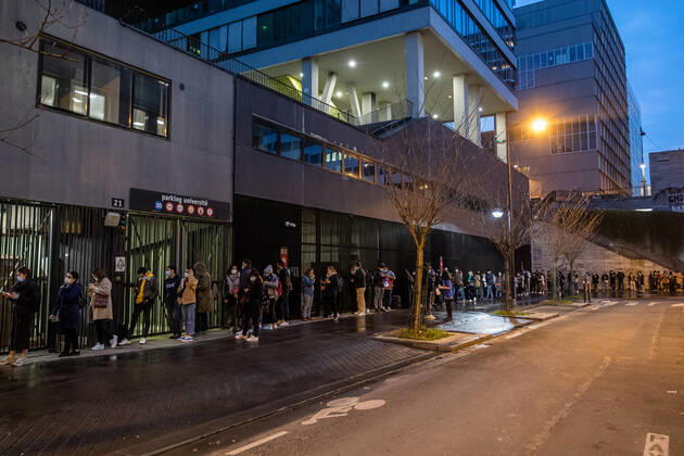 (210222) -- PARIS, Feb. 22, 2021 -- People in precarious situations during the COVID-19 pandemic wait in line for free food distribution in Paris, France, on Feb. 22, 2021. (Photo by Xinhua) FRANCE-PARIS-COVID-19-FREE FOOD-DISTRIBUTION AurelienxMorissard 