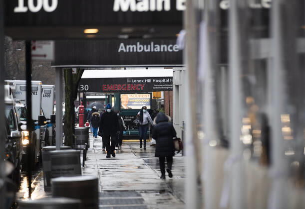 (210223) -- NEW YORK, Feb. 23, 2021 -- Pedestrians walk past the emergency entrance of a hospital in New York, the United States, Feb. 22, 2021. The United States reached the grim milestone of half a million coronavirus deaths on Monday, according to the Center for Systems Science and Engineering (CSSE) at Johns Hopkins University. ) U.S.-NEW YORK-COVID-19-DEATH-HALF A MILLION WangxYing 