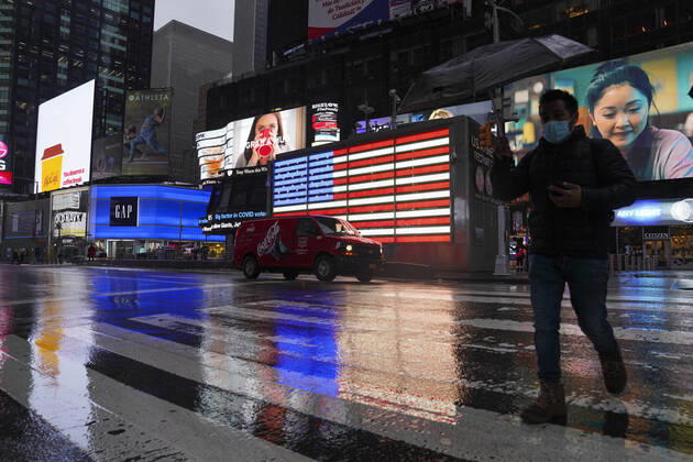 (210223) -- NEW YORK, Feb. 23, 2021 -- A man walks on Times Square in New York, the United States, Feb. 22, 2021. The United States reached the grim milestone of half a million coronavirus deaths on Monday, according to the Center for Systems Science and Engineering (CSSE) at Johns Hopkins University. ) U.S.-NEW YORK-COVID-19-DEATH-HALF A MILLION WangxYing