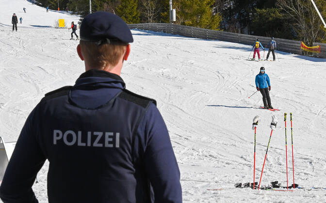 Die Polizei und die Alpin Polizei kontrollieren bei Skigebiet Rosshütte ob die Wintersportler auch ein Freitest Attest mitführen