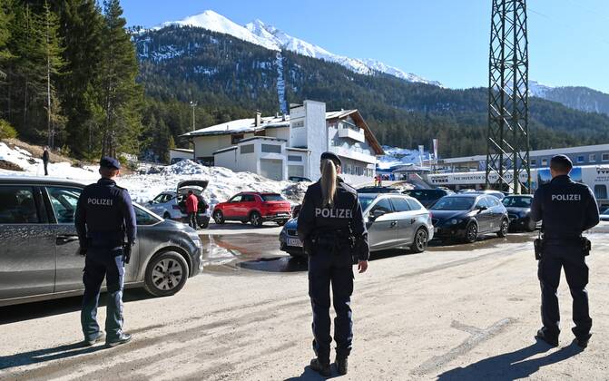 Die Polizei und die Alpin Polizei kontrollieren bei Skigebiet Rosshütte ob die Wintersportler auch ein Freitest Attest mitführen