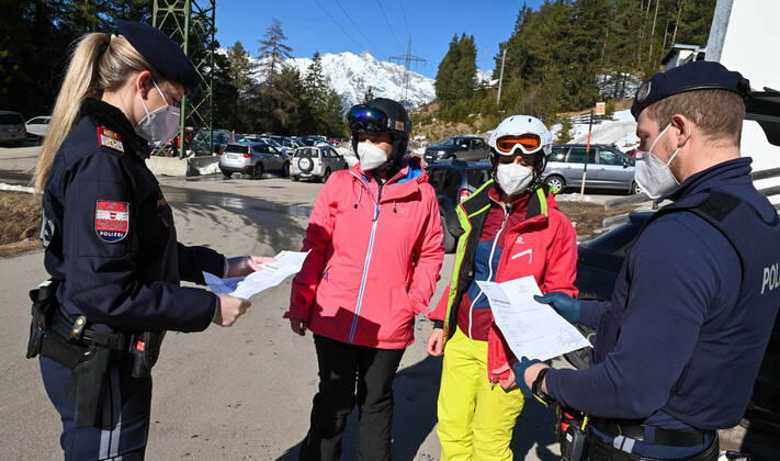 Die Polizei und die Alpin Polizei kontrollieren bei Skigebiet Rosshütte ob die Wintersportler auch ein Freitest Attest mitführen